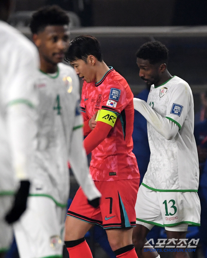 Son Heung-min and Hong Myung-bo, who played in the position before the attack but remained silent in the national team after Tottenham, could not laugh either 