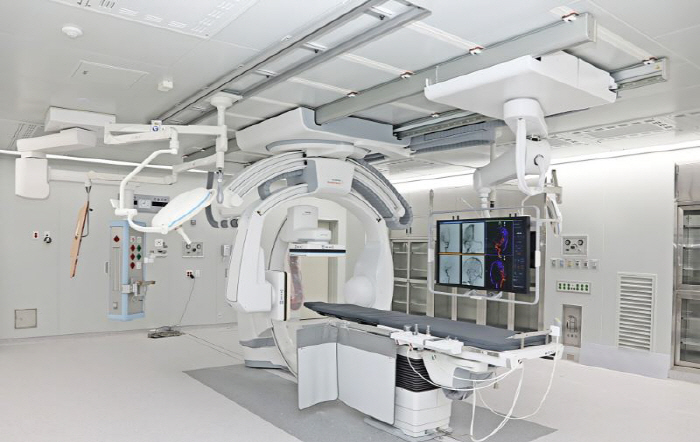 Soonchunhyang University Cheonan Hospital operates a state-of-the-art hybrid operating room in the new hospital...One-stop treatment available