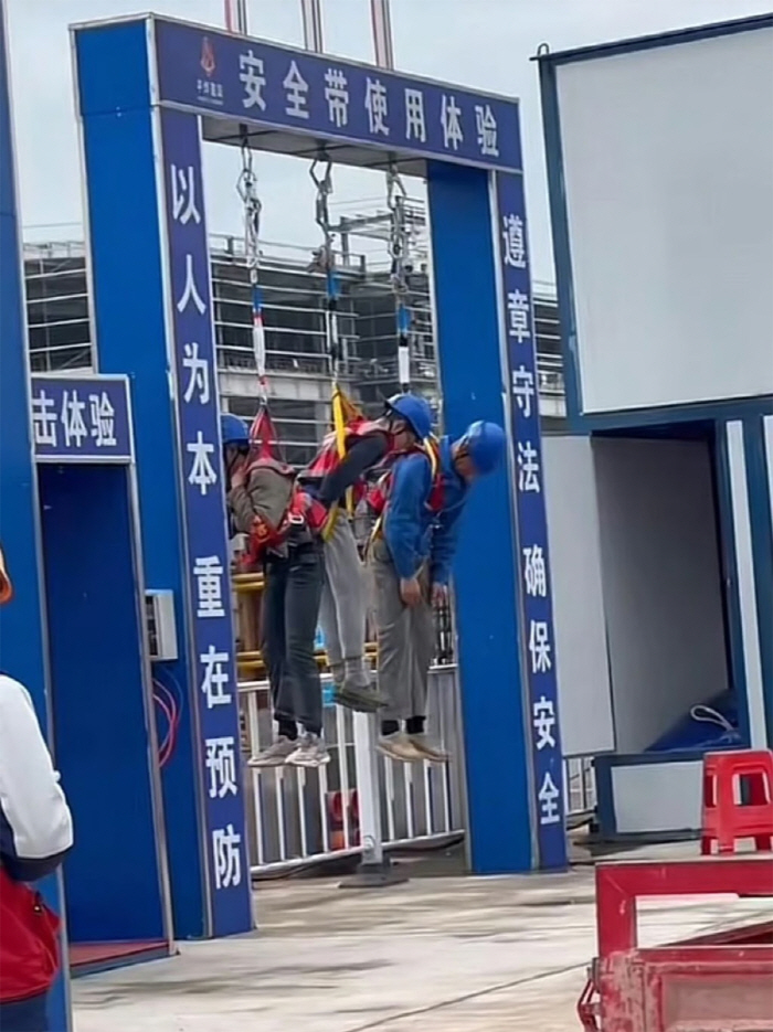 Like a body... Workers are hanging at the entrance to the construction site, why?