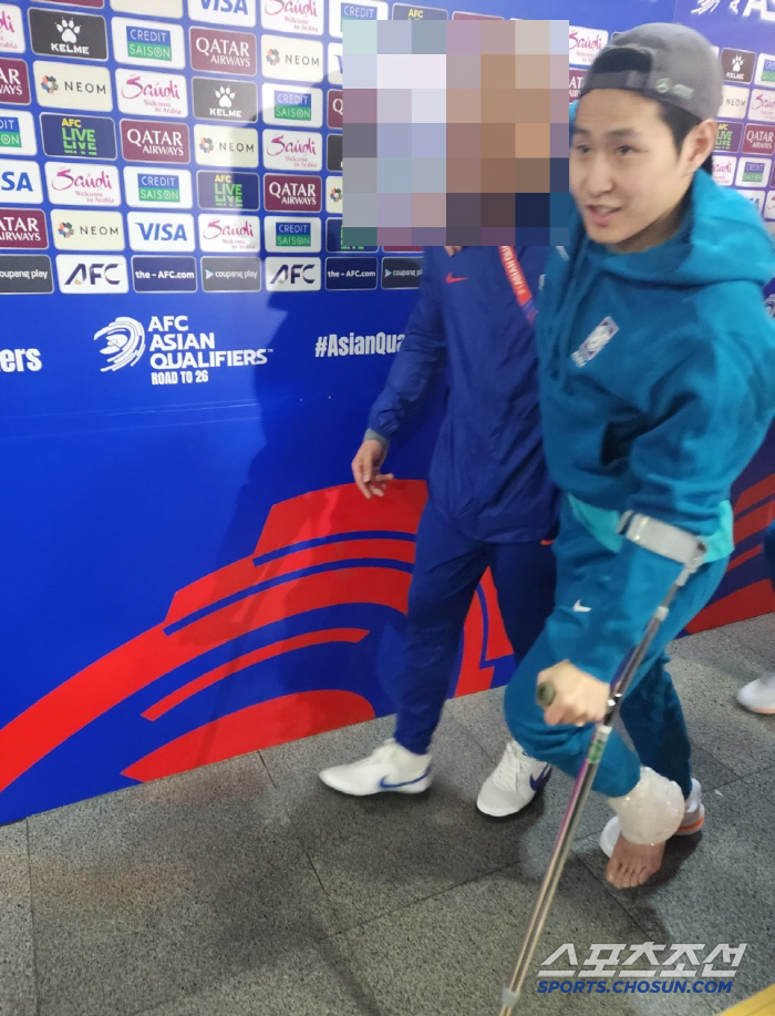 Thank you for your efforts. Lee Kang-in left work on crutches, greeted with a limp and bright expression, fortunately, serious injury NO