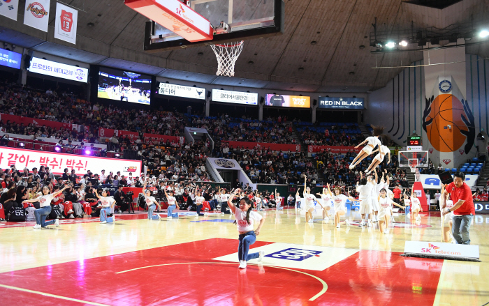 We had a home championship party SK has won three consecutive games on its home championship day...The competition for the 2nd place in Hyundai Mobis is on the alert