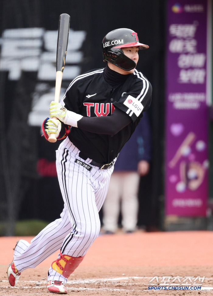 Who worries about Hong Chang-ki, the second consecutive on-base king batting average of 0.192 in exhibition games? He said he's worried