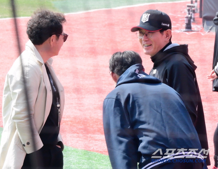 Director Lee Kang-cheol met Shim Woo-joon and Um Sang-baek again. 