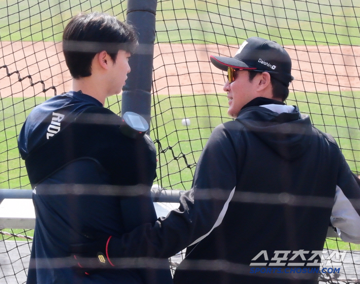 Director Lee Kang-cheol met Shim Woo-joon and Um Sang-baek again. 