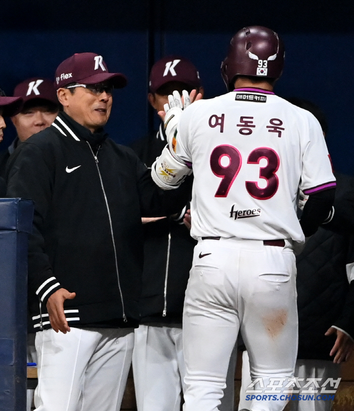 Don't be nervous. The coach's prediction is right, Rookie, right? Even after Yeo Dong-wook's first at-bat, the opponent's home run