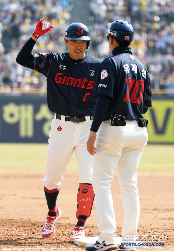 From the opening game, Megatwinspo explosion? Chirinos' first win, LG, 3 mistakes, 12-2 victory over Lotte 