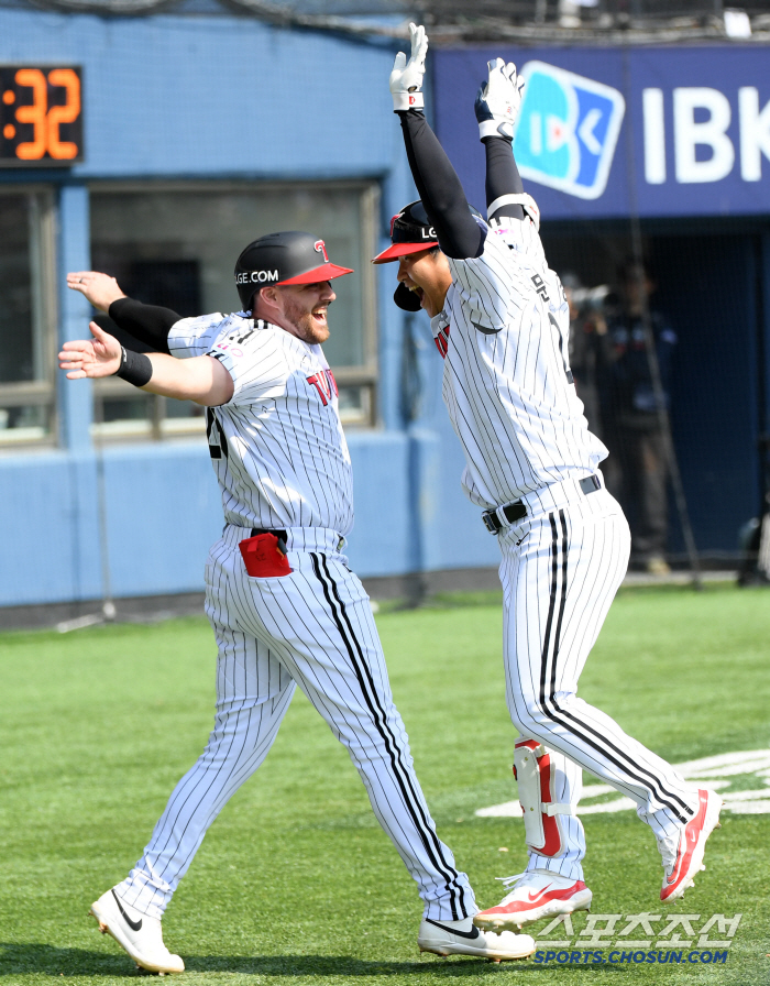 I thought it was a fastball, but it flew 128 meters at 166 kilometers, making it my first homer of the 2025 season. I'm happy to hit my first homer of the season 