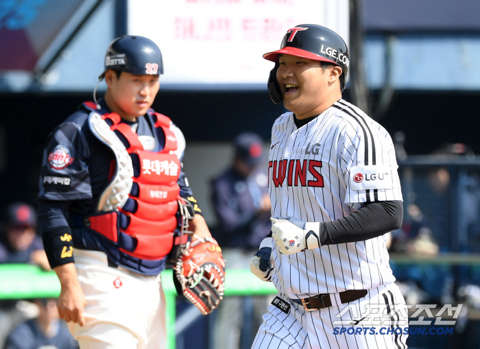 I thought it was a fastball, but it flew 128 meters at 166 kilometers, making it my first homer of the 2025 season. I'm happy to hit my first homer of the season 