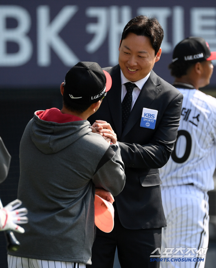 It feels like I'm at my house! The twins' old colleagues welcomed commentator Cha Woo-chan warmly. 