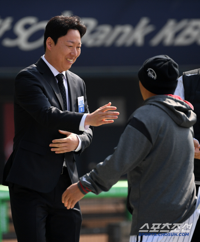 It feels like I'm at my house! The twins' old colleagues welcomed commentator Cha Woo-chan warmly. 