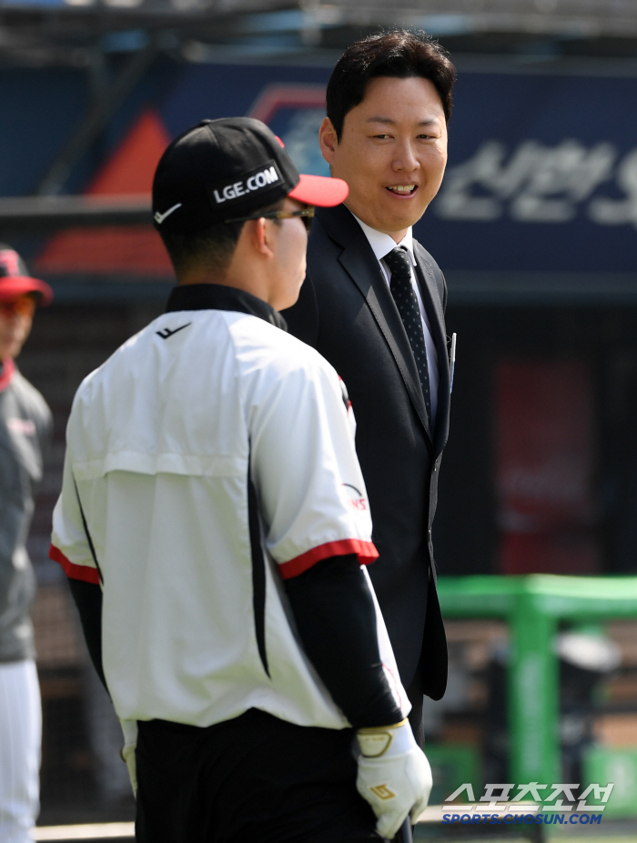 It feels like I'm at my house! The twins' old colleagues welcomed commentator Cha Woo-chan warmly. 