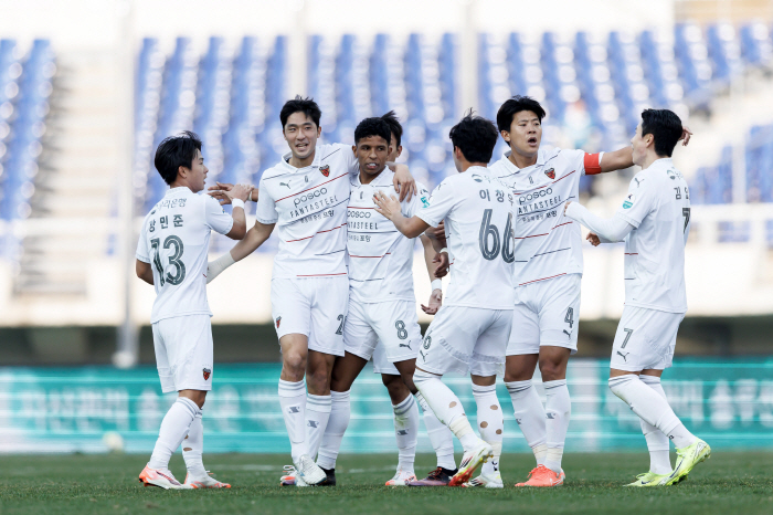  01 → 21 → 22 → 32! Kang Hyun-je Theater Goal Pohang is thrilled to win his first victory of the season after catching the undefeated Gwangju