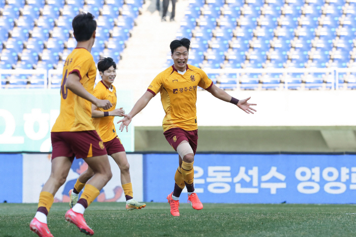  01 → 21 → 22 → 32! Kang Hyun-je Theater Goal Pohang is thrilled to win his first victory of the season after catching the undefeated Gwangju