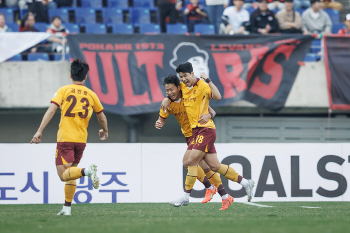  01 → 21 → 22 → 32! Kang Hyun-je Theater Goal Pohang is thrilled to win his first victory of the season after catching the undefeated Gwangju