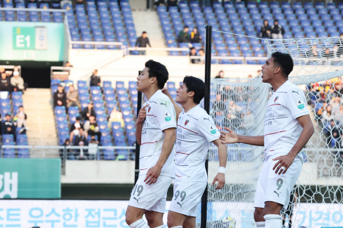  01 → 21 → 22 → 32! Kang Hyun-je Theater Goal Pohang is thrilled to win his first victory of the season after catching the undefeated Gwangju