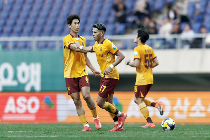  01 → 21 → 22 → 32! Kang Hyun-je Theater Goal Pohang is thrilled to win his first victory of the season after catching the undefeated Gwangju