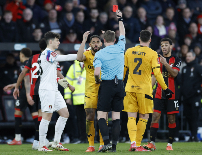  Hwang Hee-chan can't stop him from punching → kicking → habitually assaulting Cunya, additional disciplinary action has been confirmed...31 suspension, 95 million won fine