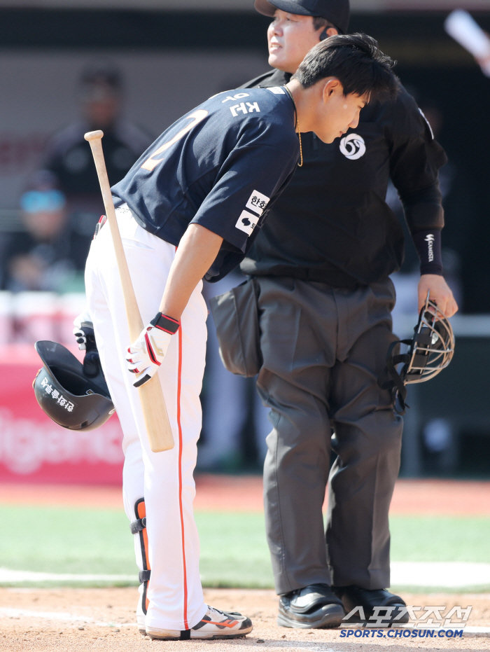 Shim Woo-joon, who greeted KT fans amid romantic consideration for referees, started with a 5 billion-dollar start to score on his first stolen base 