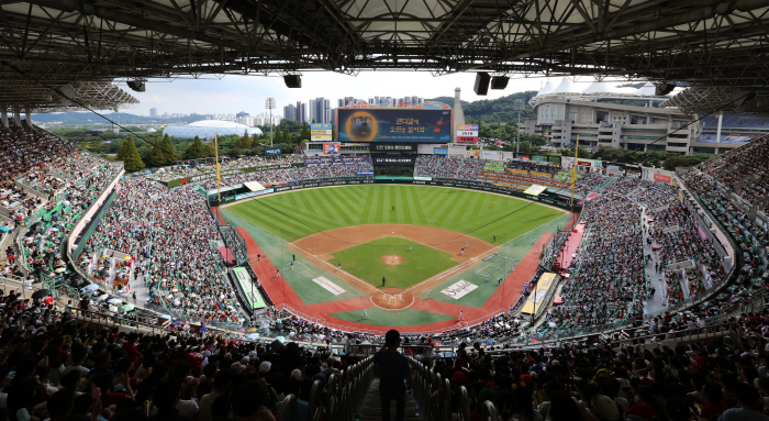 SHINee Minho's first pitch, SSG Doosan's opening game, sold out 23,000 seats! Openers sold out for the third consecutive year