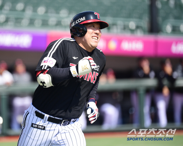 Song Chan's Koo Bon-hyuk's right-handed batter reinforcement  Kim Hyun-soo's No. 2 placement. LG's opening lineup revealed 