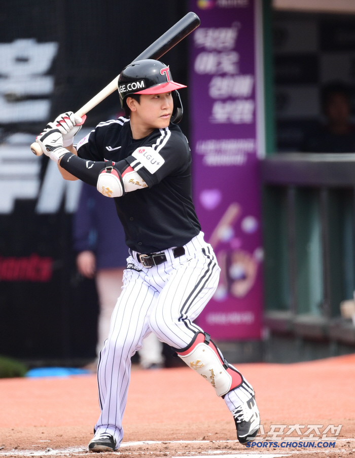 Song Chan's Koo Bon-hyuk's right-handed batter reinforcement  Kim Hyun-soo's No. 2 placement. LG's opening lineup revealed 