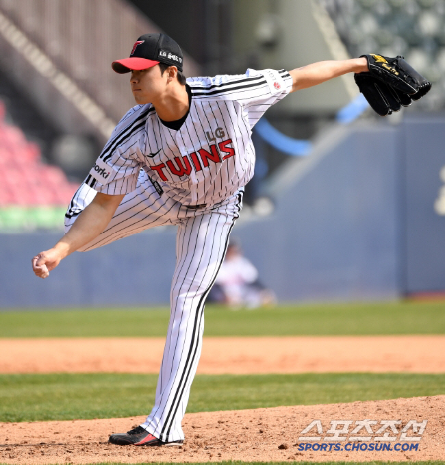 Three hits and three hits in one inning in the second division. It's an ambiguous grade, but the reason why she was so jealous. Baek Seung Hyun finally got 151km. 