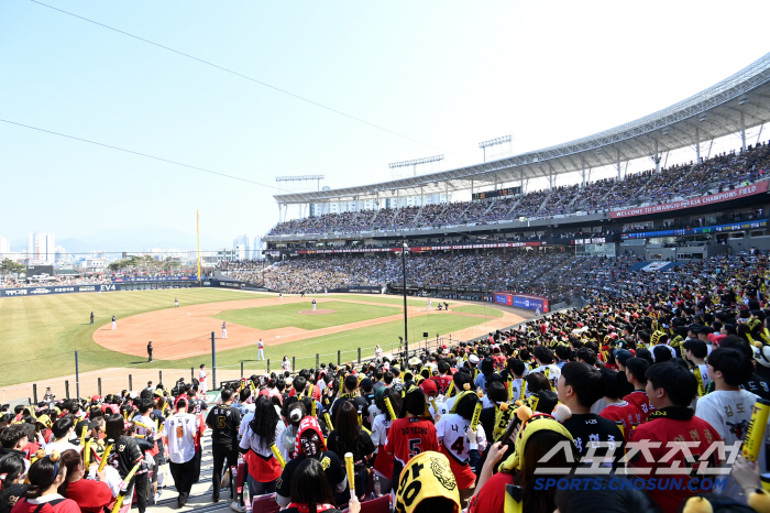 220,000 people flocked to the ballpark. It's already crazy, and the opening series is a new record!