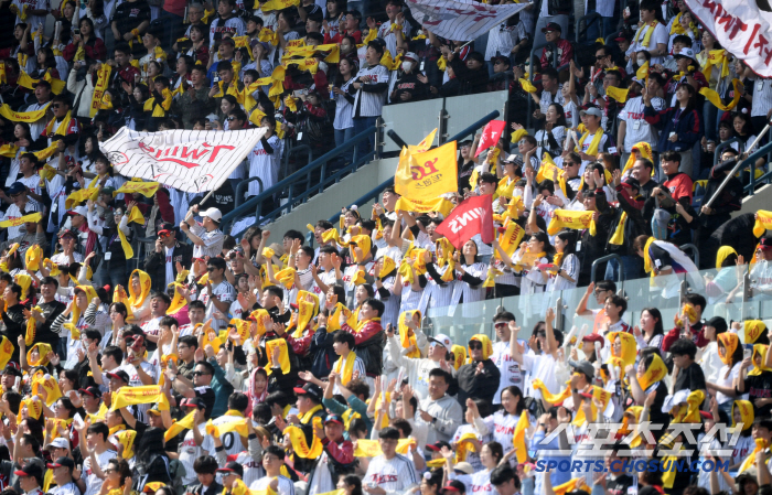 220,000 people flocked to the ballpark. It's already crazy, and the opening series is a new record!