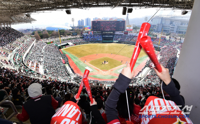 220,000 people flocked to the ballpark. It's already crazy, and the opening series is a new record!