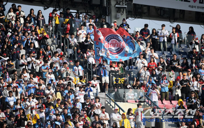 220,000 people flocked to the ballpark. It's already crazy, and the opening series is a new record!