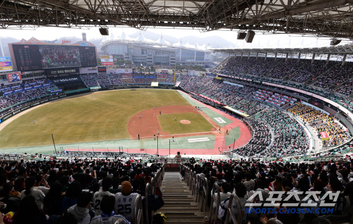 220,000 people flocked to the ballpark. It's already crazy, and the opening series is a new record!