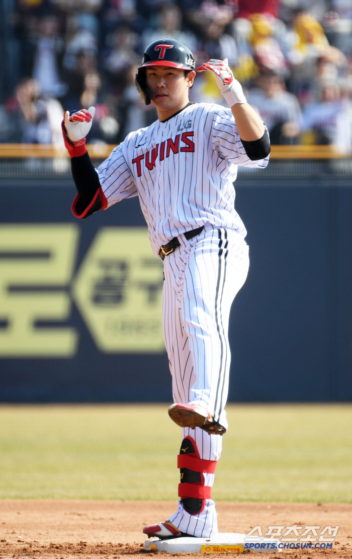 An exhibition game batting average of 0.192 → 2 hits and 4 outs in the opening game. You're the only one worried about Hong Chang-gi. I knew it