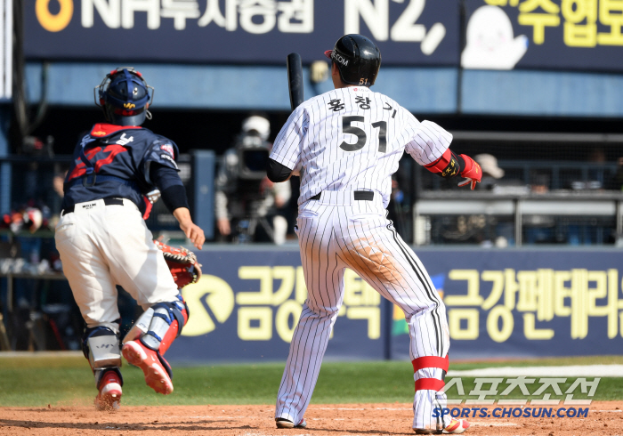 An exhibition game batting average of 0.192 → 2 hits and 4 outs in the opening game. You're the only one worried about Hong Chang-gi. I knew it