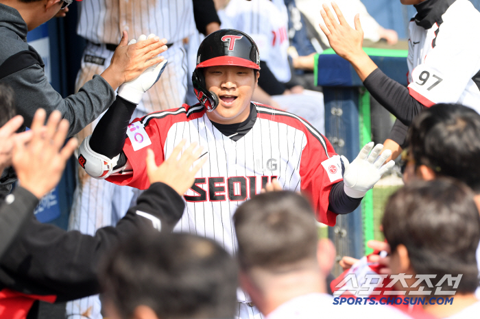 For the second consecutive day, hit a home run in the first inning! LG's 25-year-old No. 4 hitter doesn't cover his right hand and left hand...Moon Bo-kyung → Park Dong-won's home run gun exploded in Jamsil. 