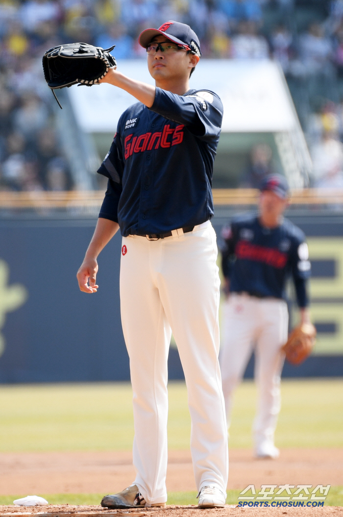 For the second consecutive day, hit a home run in the first inning! LG's 25-year-old No. 4 hitter doesn't cover his right hand and left hand...Moon Bo-kyung → Park Dong-won's home run gun exploded in Jamsil. 