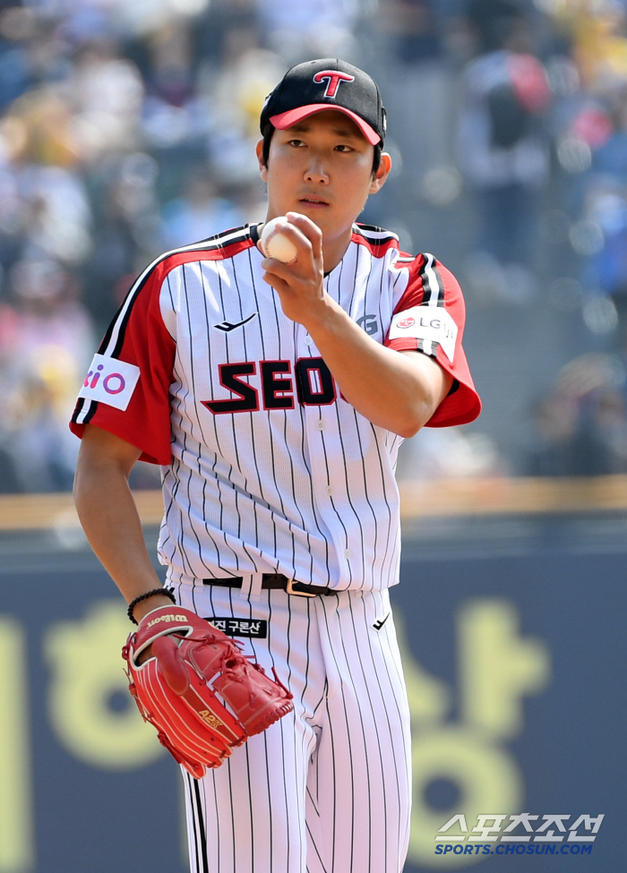 For the second consecutive day, hit a home run in the first inning! LG's 25-year-old No. 4 hitter doesn't cover his right hand and left hand...Moon Bo-kyung → Park Dong-won's home run gun exploded in Jamsil. 