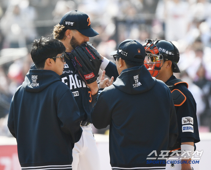 How did MOON see this scene, despite Ponce's mental shock, pitch clock time delay warning? 