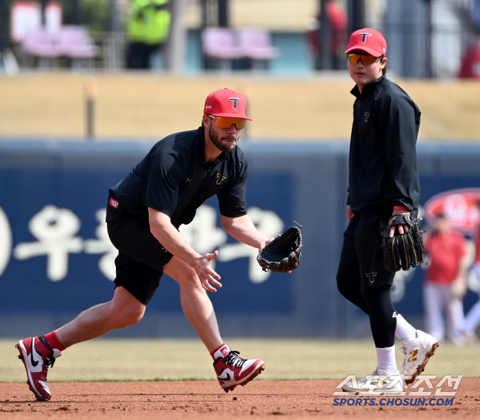 There is no Kim Do-young. Yoon Do-hyun, the tiger in danger, is practicing defense at third base. Director Lee Bum-ho sighed with regret