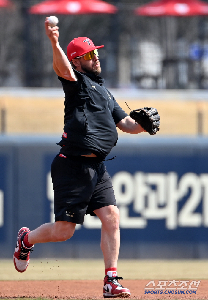 There is no Kim Do-young. Yoon Do-hyun, the tiger in danger, is practicing defense at third base. Director Lee Bum-ho sighed with regret