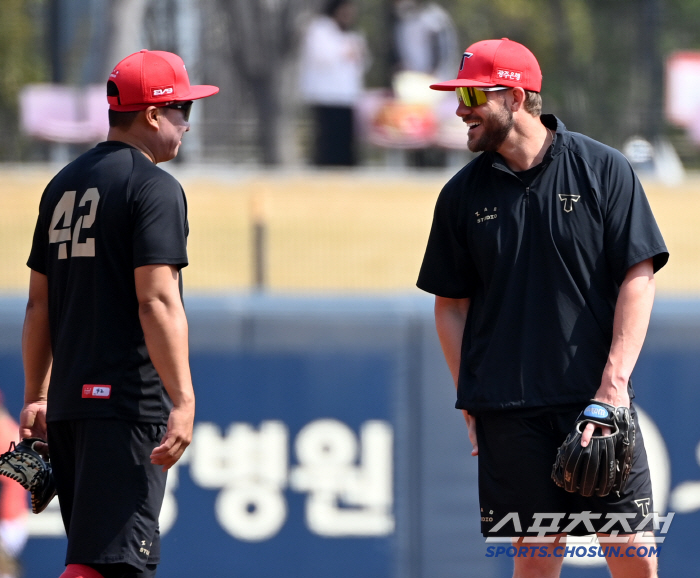 There is no Kim Do-young. Yoon Do-hyun, the tiger in danger, is practicing defense at third base. Director Lee Bum-ho sighed with regret