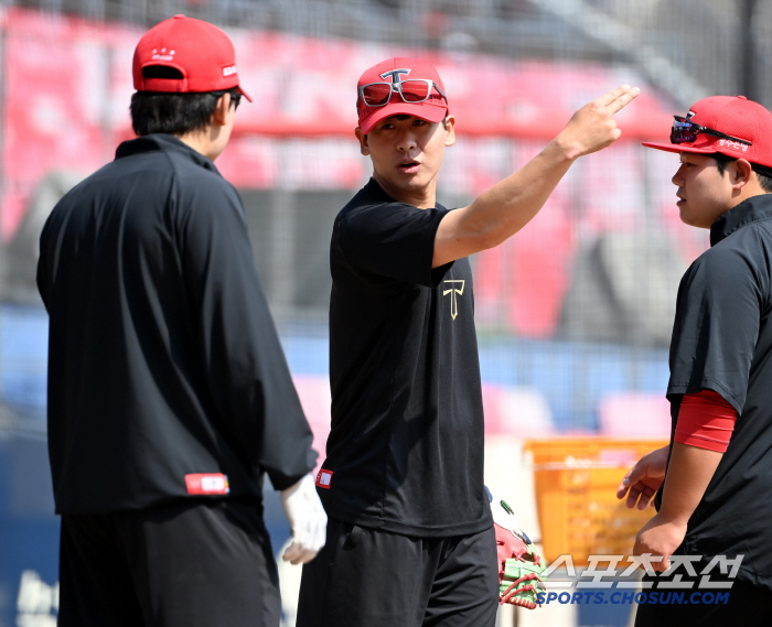 There is no Kim Do-young. Yoon Do-hyun, the tiger in danger, is practicing defense at third base. Director Lee Bum-ho sighed with regret