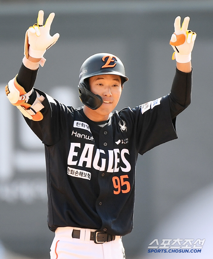 With a pinch-hit double for the opening game? Why did Hanwha select Hwang Young-mook instead of An Chi-hong? 