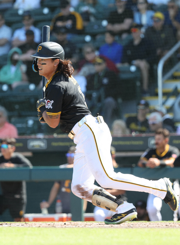 Bae Ji-hwan, local broadcaster as if he was included on the roster as a backup outfielder, struck out swinging at a minor pitcher immediately after