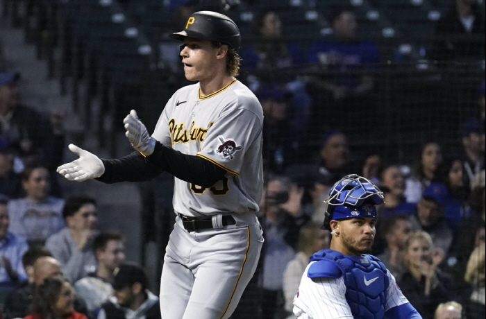 Bae Ji-hwan, local broadcaster as if he was included on the roster as a backup outfielder, struck out swinging at a minor pitcher immediately after