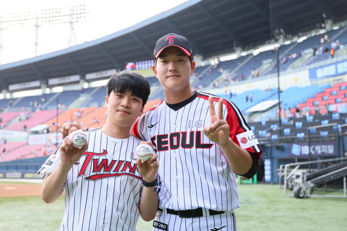 Fans are touched, too! His first hit in four years → Hit as a pinch hitter! It's an honor to have a home run ball that he gladly returned. 