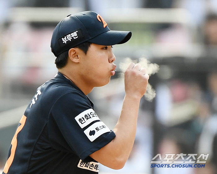 He made his shock debut with 17 home runs and 155km, the first overall strikeout with three pitches, but he was actually nervous