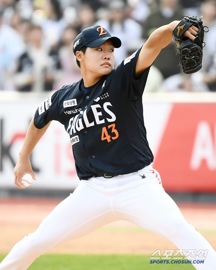 He made his shock debut with 17 home runs and 155km, the first overall strikeout with three pitches, but he was actually nervous