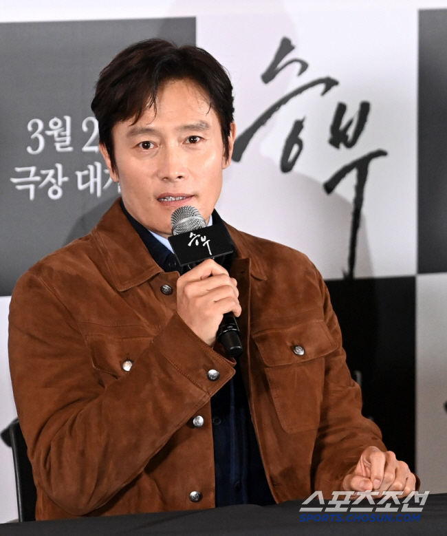 Lee Byung-hun and Shin Dong-yeop solved the mistakeGive Lee Minjung a new pair of underwear