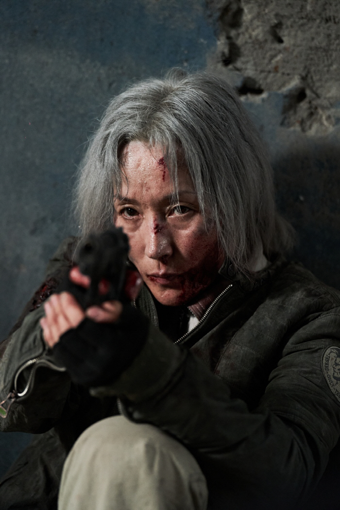 Lee Hye-young, a team member, became a legendary killer...an aura beyond reach