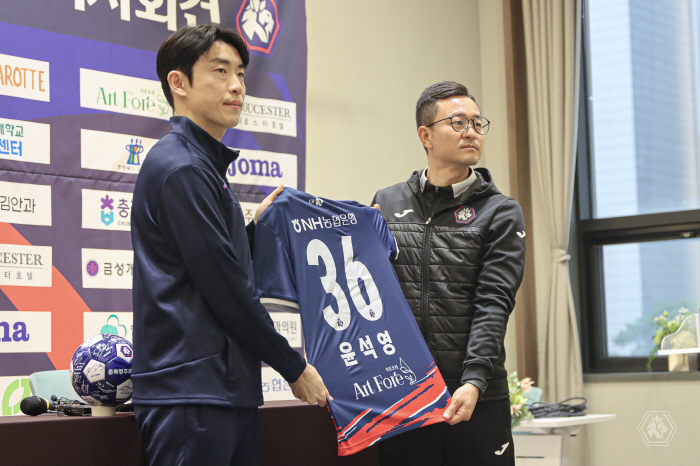  Chungcheongbuk-do Cheongju Recruiting Veteran Fullback Yoon Seok-young Raises Defensive Weight